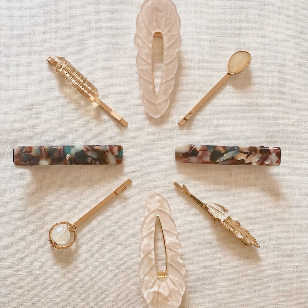 8️⃣ Hair Clip / Pin Bundle